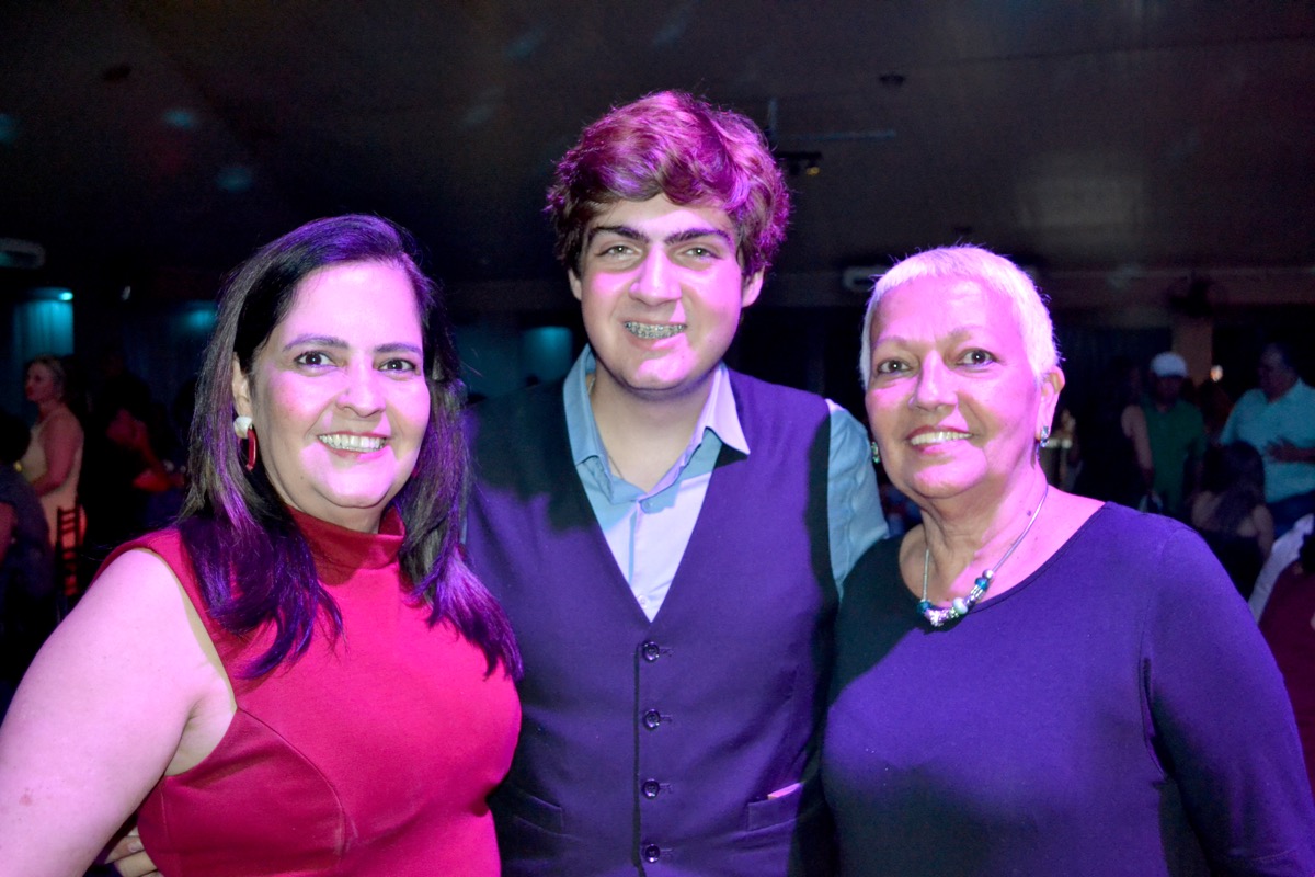 B&aacute;rbara Dias e Felipe com Bernadete Coelho